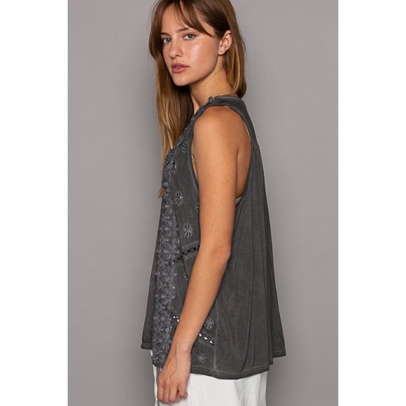 POL Black V Neck Floral Lace Sleeveless Rayon Top - Picture 4 of 11